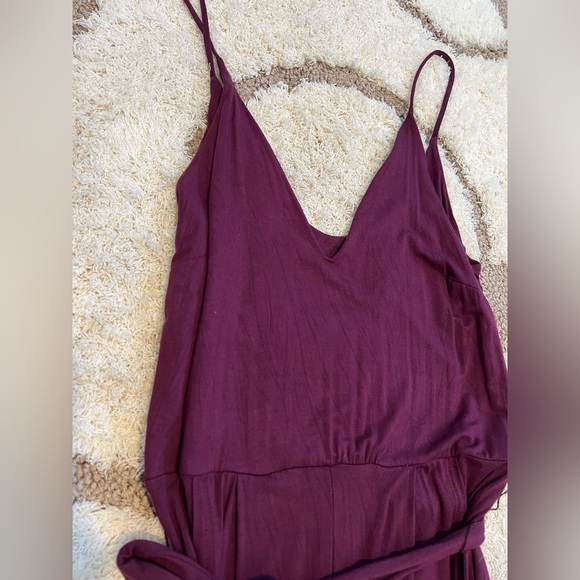 Purple jumpsuit with slits on both legs. Tie for the waist. - Picture 8 of 9